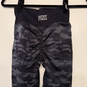 PINK Victoria’s Secret Camo Scrunch Butt Leggings XS Black High Waisted